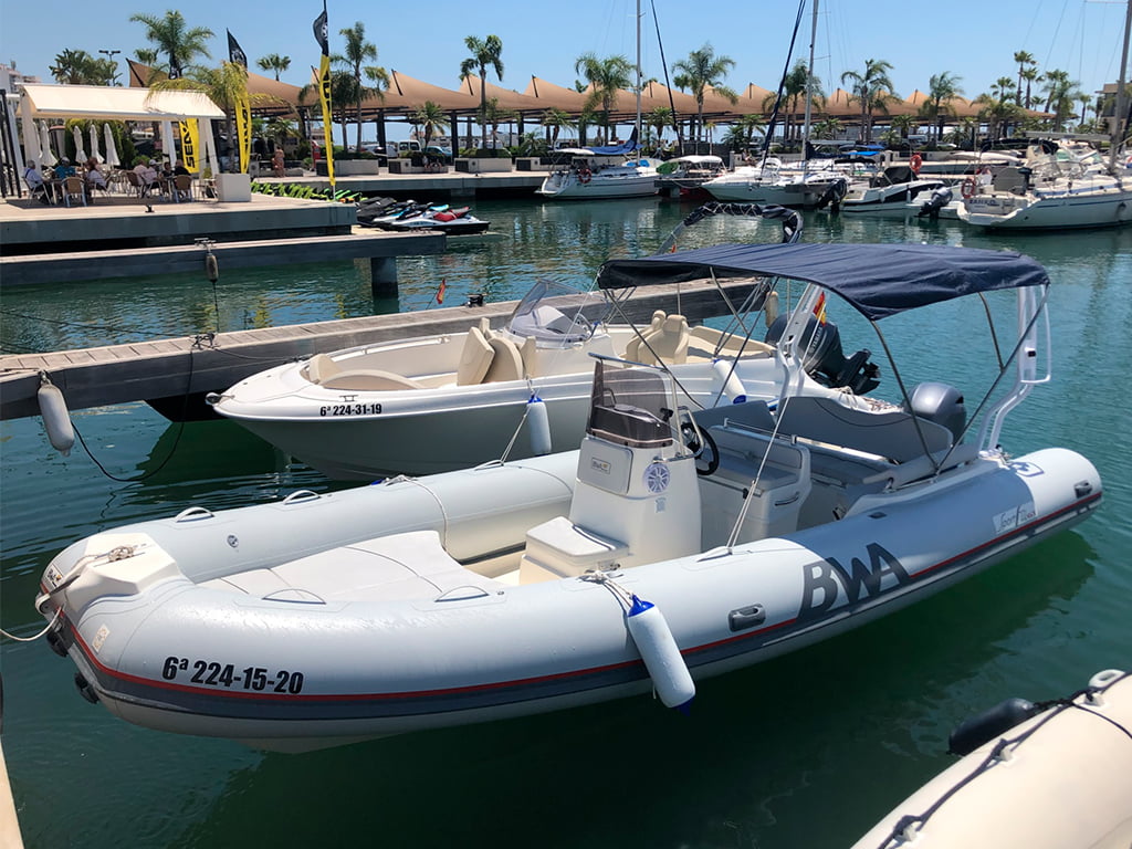 alquilar-barco-en-santa-pola-bwa-22-gt rent-boat-santa-pola-bwa-22